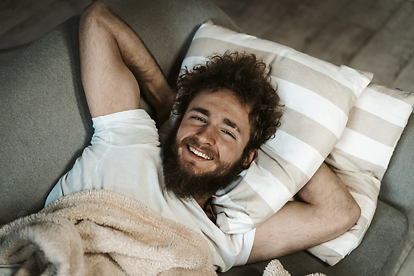 포토 JPG 해외이미지 백인 1 라이프스타일 남자 쿠션 베개 휴식 아파트 주택 실내 피곤 한명 사람 소년 성인 내부 소파 꿈 방 침대 잠 도서관 낮잠 거짓말 단절 안락 해외포토 서양인 교육 어린이 가구 컨셉 의자 침구 건물 생활 파일형식 이미지허브