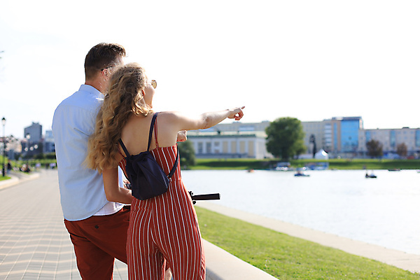 포토 JPG 해외이미지 커플 여자 남자 여행 상반신 성인 야외 두명 뒷모습 강 선글라스 가리킴 성인만 전동퀵보드 해외포토 안경 육상교통 뷰포인트 관계 사람 손짓 퀵보드 파일형식 이미지허브