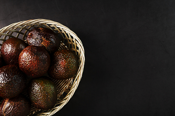 포토 JPG 해외이미지 과일 검은배경 사람없음 하이앵글 신선 유기농 담기 아보카도 카피스페이스 라탄바구니 해외포토 웰빙 뷰포인트 백그라운드 모션 바구니 검은색 공백 파일형식 이미지허브