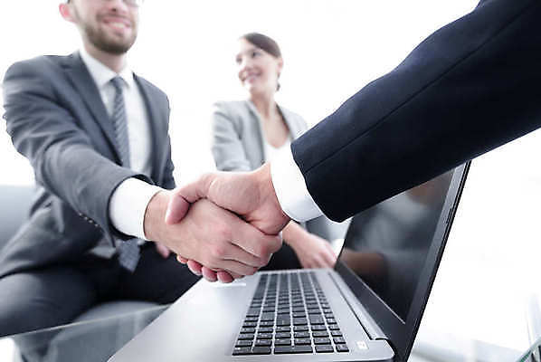 포토 JPG 해외이미지 손 여자 남자 비즈니스 협력 악수 실내 협상 상반신 성인 두명 앞모습 아웃포커스 신체부위 노트북 비즈니스맨 비즈니스우먼 성인만 해외포토 뷰포인트 촬영기법 사람 손짓 내부 전자제품 직장인 파일형식 이미지허브