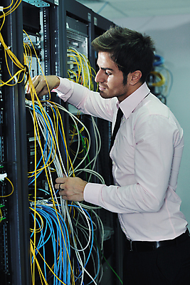 포토 JPG 해외이미지 남자 실내 관리 한명 상반신 성인 옆모습 자료 전선 잡기 비즈니스맨 센터 시스템 서버 서버실 성인남자한명만 해외포토 1 뷰포인트 비즈니스 모션 사람 내부 직장인 남자한명만 성인남자만 파일형식 이미지허브