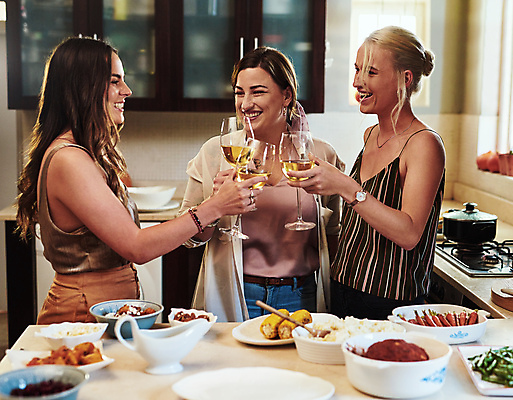 포토 JPG 해외이미지 라이프스타일 응시 여자 행복 와인잔 함께함 실내 서기 미소 들기 상반신 20대 성인 앞모습 옆모습 세명 친구 파티 와인 저녁식사 우정 마시기 축하 그룹 성인여자만 해외포토 시선 감정 뷰포인트 컨셉 술잔 관계 모션 주류 표정 사람 이벤트 청년 내부 생활 식사 여자만 성인만 파일형식 이미지허브