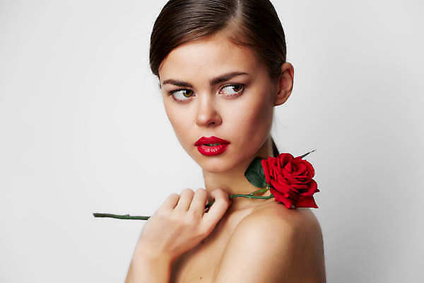 포토 JPG 해외이미지 백인 응시 여자 포즈 한명 들기 상반신 성인 옆모습 화장 뷰티 장미 성인여자한명만 해외포토 서양인 1 시선 꽃 뷰포인트 모션 사람 여자한명만 성인여자만 파일형식 이미지허브