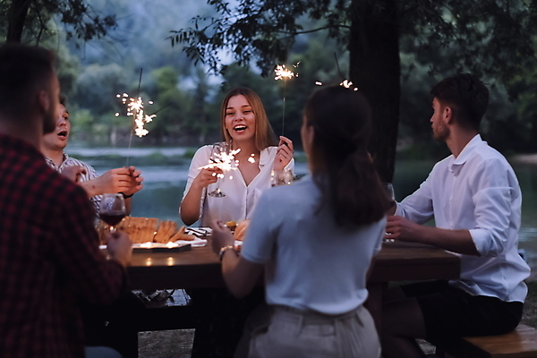 포토 JPG 해외이미지 라이프스타일 여자 남자 행복 휴가 함께함 들기 앉기 여러명 상반신 성인 야외 앞모습 옆모습 뒷모습 파티 저녁식사 우정 저녁 성인만 스파클라 해외포토 감정 뷰포인트 다수 컨셉 모션 폭죽 사람 이벤트 생활 친구 식사 야간 파일형식 이미지허브