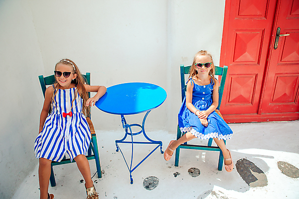 포토 JPG 해외이미지 주간 전신 서양인 여자 어린이 탁자 휴식 앉기 야외 두명 앞모습 여름휴가 바캉스 선글라스 문 기댐 자매 해안도시 손모으기 미코노스섬 소녀만 해외포토 자연요소 외국인 안경 뷰포인트 섬 가구 컨셉 가족 모션 휴가 사람 손짓 도시 그리스 여자만 어린이만 파일형식 여름_계절 이미지허브