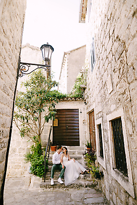 포토 JPG 해외이미지 전신 서양인 여자 남자 웨딩드레스 결혼식 사랑 앉기 정장 성인 야외 두명 건물 앞모습 계단 신랑신부 성인만 해외포토 외국인 건축물 드레스 옷 감정 신부_웨딩 뷰포인트 신랑 결혼 모션 사람 파일형식 이미지허브