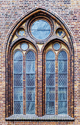 포토 JPG 해외이미지 기독교 종교 건축양식 창문 유리 벽돌 사람없음 야외 장식 빨간색 세로 성당 교회 천주교 중세 큼 묘사 아치 고딕 옛날 스타일 해외포토 건축 컬러 종교건축 재질 건물 역사 크기 파일형식 이미지허브