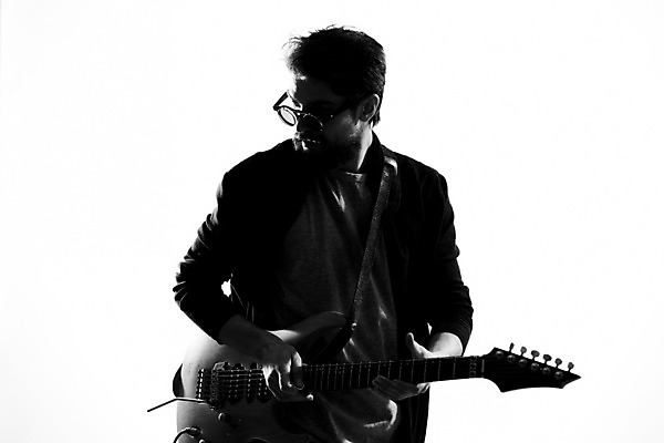 포토 JPG 해외이미지 남자 연주 흑백 한명 상반신 성인 앞모습 선글라스 기타 매기 기타리스트 로큰롤 락스타 성인남자한명만 해외포토 1 안경 음악 뷰포인트 모션 현악기 촬영기법 사람 연주자 남자한명만 성인남자만 파일형식 이미지허브