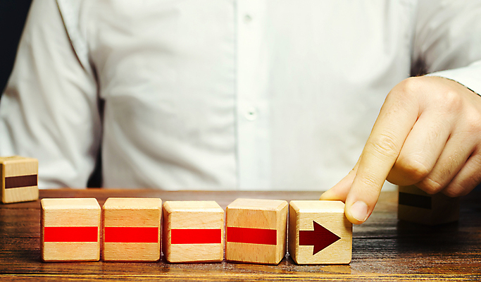 포토 JPG 해외이미지 손 남자 화살표 와이셔츠 비즈니스 한명 상반신 성인 여러개 잡기 연결 성인남자한명만 나무블록 해외포토 1 다수 셔츠 모션 사람 목재 신체부위 블록 남자한명만 성인남자만 파일형식 이미지허브