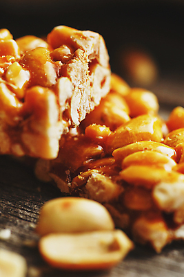 포토 JPG 해외이미지 실내 근접촬영 사람없음 아웃포커스 소프트포커스 땅콩 에너지바 해외포토 음식 뷰포인트 촬영기법 내부 견과류 파일형식 이미지허브