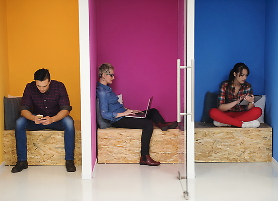 포토 JPG 해외이미지 전신 여자 남자 벽 들기 앉기 성인 세명 노트북 스마트폰 태블릿 사무실 타이핑 업무 비즈니스맨 비즈니스우먼 성인만 해외포토 비즈니스 모션 사람 전자제품 핸드폰 스마트기기 작업 직장인 파일형식 이미지허브