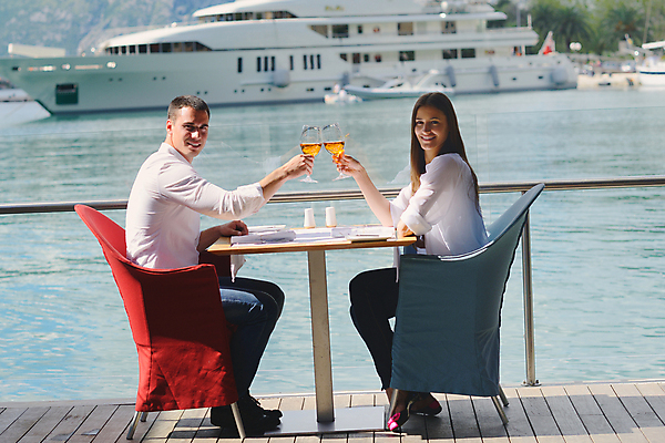 포토 JPG 해외이미지 전신 커플 여자 남자 바다 데이트 휴식 사랑 들기 앉기 성인 야외 두명 옆모습 식당 와인 낭만 건배 연애 성인만 해외포토 감정 뷰포인트 컨셉 관계 모션 주류 사람 상점 파일형식 이미지허브