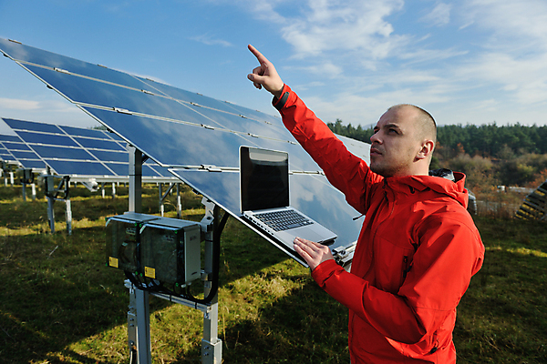 포토 JPG 해외이미지 주간 구름 남자 하늘 한명 상반신 성인 야외 옆모습 노트북 가리킴 태양에너지 집열판 성인남자한명만 해외포토 자연요소 1 뷰포인트 사람 손짓 전자제품 그린에너지 남자한명만 성인남자만 파일형식 이미지허브