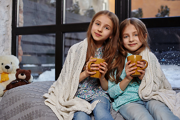 포토 JPG 해외이미지 여자 어린이 겨울 티타임 실내 들기 앉기 상반신 두명 앞모습 담요 자매 여동생 덮기 언니 소녀만 해외포토 계절 뷰포인트 가족 모션 휴식 사람 내부 동생 여자만 어린이만 파일형식 이미지허브