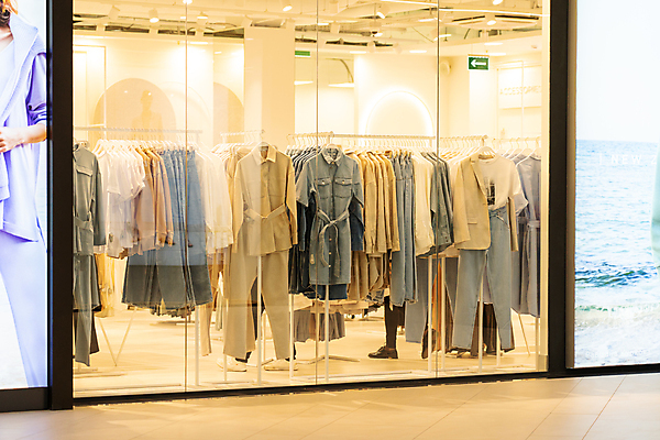 포토 JPG 해외이미지 디자인 드레스 옷 셔츠 비즈니스 선반 실내 종류 사람없음 내부 유행 세일 상점 시장 우아함 선택 상품 옷걸이 쇼핑몰 천 수집 무역 진열장 쇼 소매 신발장 스타일 해외포토 산업 가구 컨셉 상의 직물 파일형식 이미지허브
