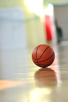 포토 JPG 해외이미지 농구 농구공 실내 사람없음 아웃포커스 운동 농구장 해외포토 공 스포츠시설 촬영기법 건강 내부 구기 파일형식 이미지허브