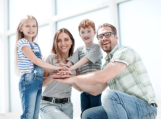 포토 JPG 해외이미지 라이프스타일 여자 남자 딸 행복 아들 어린이 가족 엄마 함께함 서기 소년 여러명 상반신 성인 옆모습 쌓기 자녀 잡기 아빠 손모으기 무릎구부리기 해외포토 감정 뷰포인트 포즈 다수 컨셉 관계 모션 사람 손짓 생활 파일형식 이미지허브