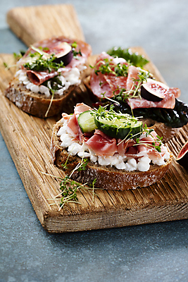 포토 JPG 해외이미지 음식 빵 백그라운드 채소 탁자 도마 샌드위치 건강 사람없음 목재 식사 튀김 시골 신선 아침식사 상추 베이컨 건강식 점심식사 브루스케타 핸드메이드 해외포토 나무 가구 재료 주방용품 돼지고기 파일형식 이미지허브
