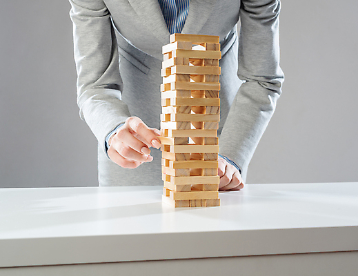 포토 JPG 해외이미지 여자 비즈니스 회색배경 실내 한명 정장 상반신 성인 앞모습 블록 비즈니스우먼 조심 젠가 꺼내기 성인여자한명만 해외포토 1 옷 뷰포인트 백그라운드 모션 사람 내부 놀이용품 회색 직장인 여자한명만 성인여자만 파일형식 이미지허브