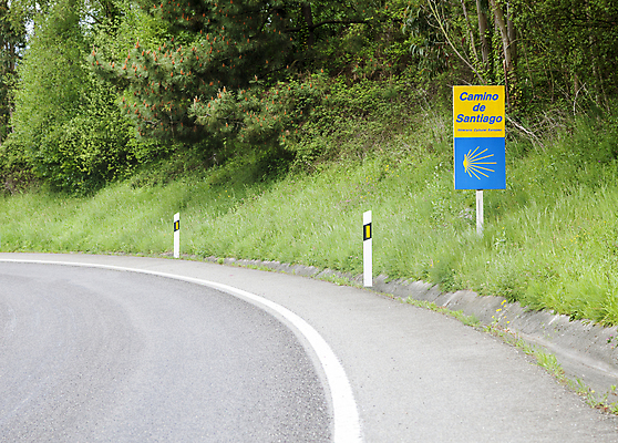 포토 JPG 해외이미지 전통 유럽 종교 도로 길 여행 자연 표시 풍경 사람없음 야외 파란색 노란색 산책 트래킹 하이킹 정보 껍질 시골 표지판 스페인 성자 방향 심볼 사인 가리비 루트 방법 산티아고 선로 순례 순례자 스페인어 해외포토 나라 컬러 교통시설 레저 조개 휴식 알림판 생태계 파일형식 이미지허브