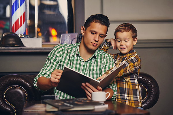 포토 JPG 해외이미지 백인 남자 아들 어린이 함께함 실내 들기 소년 상반신 성인 두명 앞모습 책 가리킴 아빠 즐거움 이발소 남자만 해외포토 서양인 감정 뷰포인트 컨셉 가족 모션 사람 손짓 내부 뷰티샵 파일형식 이미지허브