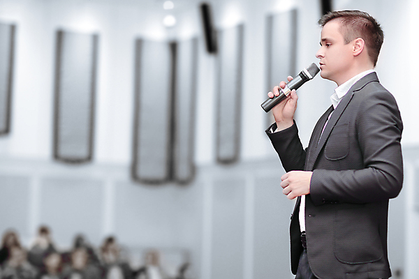 포토 JPG 해외이미지 남자 실내 말하기 한명 들기 상반신 성인 옆모습 아웃포커스 비즈니스맨 강의 강당 마이크 세미나 성인남자한명만 해외포토 1 뷰포인트 음향기기 비즈니스 모션 촬영기법 사람 내부 직장인 남자한명만 성인남자만 파일형식 이미지허브