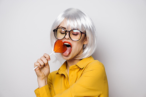 포토 JPG 해외이미지 여자 막대사탕 한명 들기 상반신 성인 앞모습 옆모습 하트 핥기 은색 가발 성인여자한명만 안경낌 힙스터 해외포토 모양 1 패션 안경 뷰포인트 컬러 모션 사탕 사람 여자한명만 성인여자만 파일형식 이미지허브