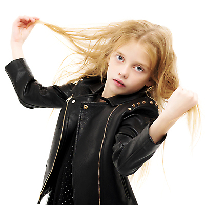 포토 JPG 해외이미지 백인 모델 1 라이프스타일 헤어스타일 손 드레스 여자 딸 행복 얼굴 어린이 백그라운드 한명 사람 금발 뷰티 유행 귀여움 기쁨 흰색 표현 머리빗 달콤 작음 미용사 고립 스타일 해외포토 서양인 직업 옷 감정 컬러 컨셉 가족 생활 신체부위 미용용품 맛 크기 파일형식 이미지허브