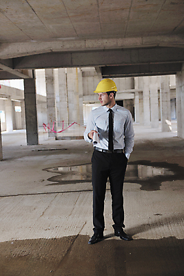 포토 JPG 해외이미지 전신 응시 남자 건축 건설업 한명 들기 성인 앞모습 건설현장 설계도 비즈니스맨 엔지니어 안전모 건축가 성인남자한명만 해외포토 직업 1 시선 산업 뷰포인트 비즈니스 모션 사람 직장인 기술자 헬멧 안전장비 남자한명만 성인남자만 파일형식 이미지허브