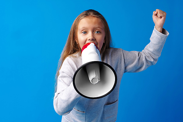 포토 JPG 해외이미지 서양인 여자 어린이 실내 한명 들기 상반신 앞모습 손들기 확성기 외침 파란배경 소녀한명만 해외포토 외국인 1 뷰포인트 백그라운드 모션 사람 내부 파란색 소리 여자한명만 소녀만 파일형식 이미지허브