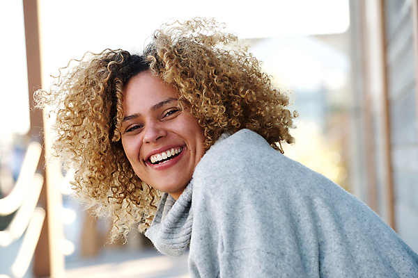 포토 JPG 해외이미지 모델 1 라이프스타일 응시 옷 여자 행복 얼굴 백그라운드 겨울 따뜻함 한명 웃음 사람 성인 야외 옆모습 뷰티 우주 검은색 표현 시원함 스웨터 노려봄 굴곡 섞기 해외포토 시선 계절 감정 뷰포인트 컬러 상의 표정 생활 신체부위 파일형식 이미지허브