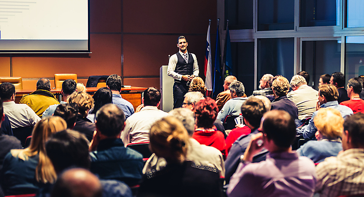 포토 JPG 해외이미지 여자 남자 실내 서기 웃음 앉기 여러명 상반신 성인 앞모습 뒷모습 비즈니스맨 군중 소프트포커스 강의 강당 세미나 성인만 해외포토 뷰포인트 다수 비즈니스 모션 촬영기법 표정 사람 내부 직장인 파일형식 이미지허브