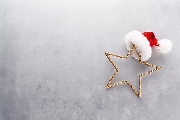 포토 JPG 해외이미지 별 크리스마스장식 겨울 산타모자 회색배경 실내 사람없음 하이앵글 한개 오브젝트 별모형 카피스페이스 해외포토 자연요소 모자_잡화 1 계절 뷰포인트 백그라운드 크리스마스 내부 모형 공백 회색 파일형식 이미지허브