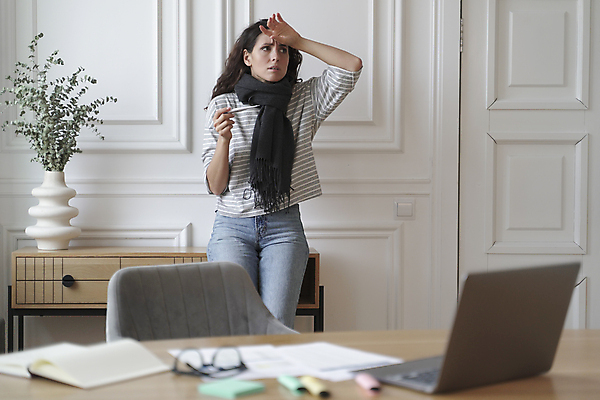 포토 JPG 해외이미지 여자 직장 실내 한명 들기 상반신 성인 앞모습 노트북 사무실 목도리 고통 잡기 업무 열 찡그림 질병 온도계 체온계 소프트포커스 불안 측정 인플루엔자 증상 프리랜서 손짚기 성인여자한명만 해외포토 직업 1 잡화 감정 뷰포인트 회사 비즈니스 의학 모션 촬영기법 표정 사람 손짓 내부 전자제품 작업 바이러스 여자한명만 성인여자만 파일형식 이미지허브