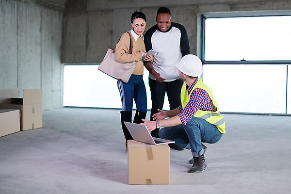 포토 JPG 해외이미지 전신 여자 남자 건축 건설업 들기 성인 앞모습 옆모습 세명 노트북 상자 비즈니스맨 엔지니어 안전모 건축가 장바구니 성인만 무릎구부리기 해외포토 직업 산업 뷰포인트 포즈 비즈니스 모션 사람 전자제품 쇼핑 바구니 직장인 기술자 헬멧 안전장비 파일형식 이미지허브