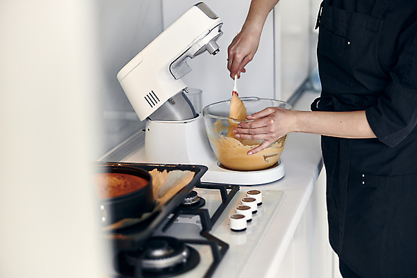 포토 JPG 해외이미지 여자 실내 한명 상반신 성인 옆모습 가스레인지 소프트포커스 반죽 제빵 주걱 유리그릇 믹싱기계 케이크만들기 성인여자한명만 젓기 해외포토 1 그릇 뷰포인트 모션 유리 주방용품 촬영기법 사람 내부 제과제빵 가전제품 레인지 만들기 여자한명만 성인여자만 파일형식 이미지허브