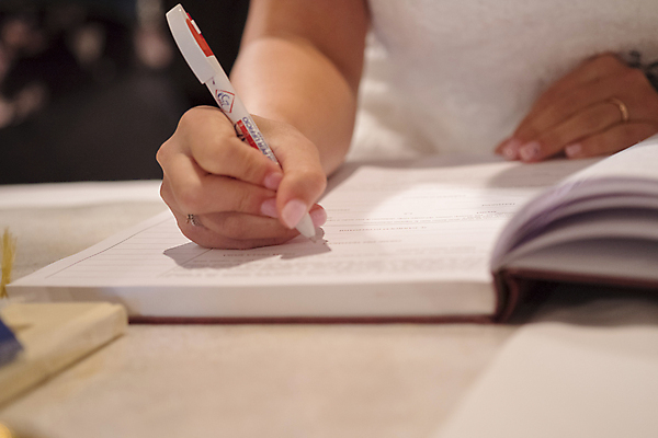 포토 JPG 해외이미지 커플 드레스 감정 종교 웨딩드레스 신랑 결혼 결혼식 함께함 사랑 정장 이벤트 사람없음 펜 파티 교회 손잡기 축제 낭만 흰색 가운 사인 문서 결재 서명 해외포토 옷 컬러 컨셉 비즈니스 관계 종교건축 모션 건물 필기구 파일형식 이미지허브