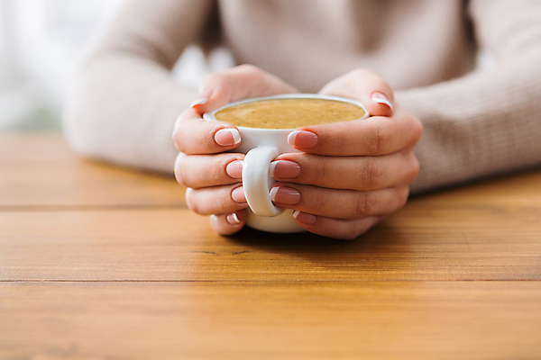 포토 JPG 해외이미지 손 커피 실내 따뜻함 아웃포커스 신체부위 잡기 감싸기 나무탁자 해외포토 음료 모션 탁자 촬영기법 사람 내부 파일형식 이미지허브