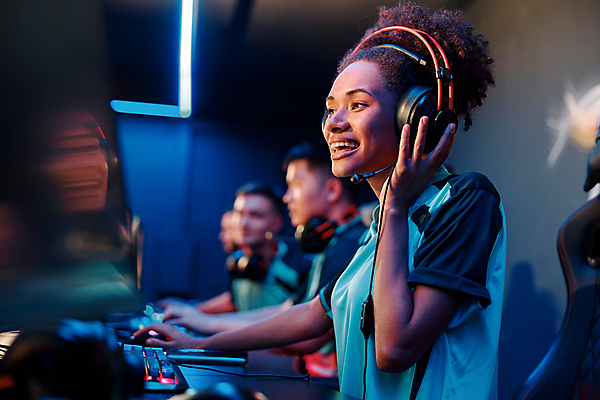 포토 JPG 해외이미지 여자 남자 의자 여러명 상반신 성인 취미 옆모습 모니터 헤드셋 경쟁 게임 키보드 사이버 게이머 성인만 해외포토 뷰포인트 음향기기 가구 다수 컨셉 놀이 사람 컴퓨터 헤드폰 파일형식 이미지허브