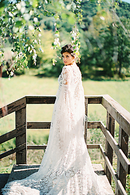 포토 JPG 해외이미지 전신 서양인 여자 신부 웨딩드레스 자연 결혼식 한명 성인 야외 뒷모습 울타리 뒤돌아보기 성인여자한명만 해외포토 외국인 1 드레스 뷰포인트 결혼 모션 사람 담장 생태계 여자한명만 성인여자만 파일형식 이미지허브