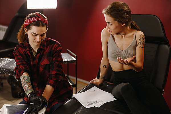 포토 JPG 해외이미지 디자인 여자 의자 실내 앉기 상반신 성인 두명 앞모습 문신 고객 상담 타투이스트 성인여자만 해외포토 직업 뷰포인트 가구 모션 사람 내부 여자만 성인만 파일형식 이미지허브