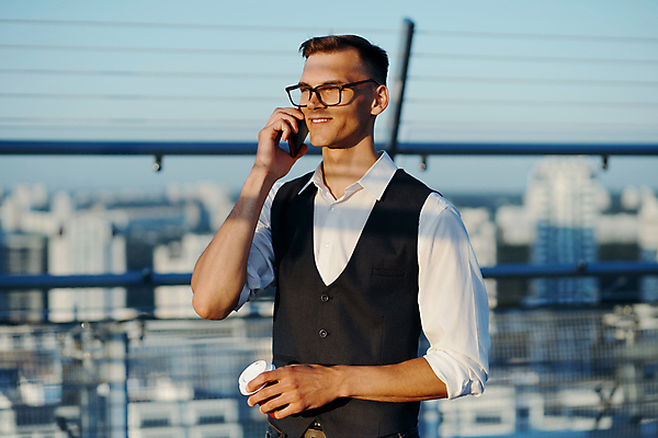 포토 JPG 해외이미지 백인 직업 1 남자 커피 음료 회사 비즈니스 사업가 통신 성공 모바일 실내 대화 한명 사람 야외 건물 컵 스마트폰 핸드폰 사무실 기쁨 도시 업무 비즈니스맨 자신감 센터 우아함 닫기 연결 스마트 경영자 테이크아웃 단절 해외포토 서양인 식기 건축물 감정 컨셉 모션 말하기 내부 전자제품 스마트기기 작업 직장인 리더 파일형식 이미지허브