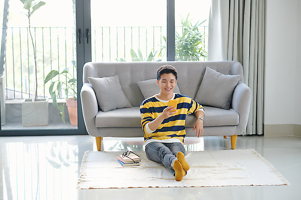 포토 JPG 해외이미지 전신 남자 여유 거실 휴식 실내 한명 앉기 동양인 성인 앞모습 스마트폰 소파 다리꼬기 성인남자한명만 집콕 해외포토 1 감정 뷰포인트 컨셉 의자 모션 사람 인종 내부 핸드폰 스마트기기 신조어 남자한명만 성인남자만 파일형식 앳홈라이프 이미지허브