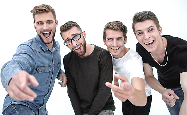 포토 JPG 해외이미지 서양인 남자 협력 미소 웃음 정장 여러명 상반신 성인 가리킴 비즈니스맨 동료 성인남자만 성인만 해외포토 외국인 옷 다수 비즈니스 관계 표정 사람 손짓 직장인 남자만 파일형식 이미지허브