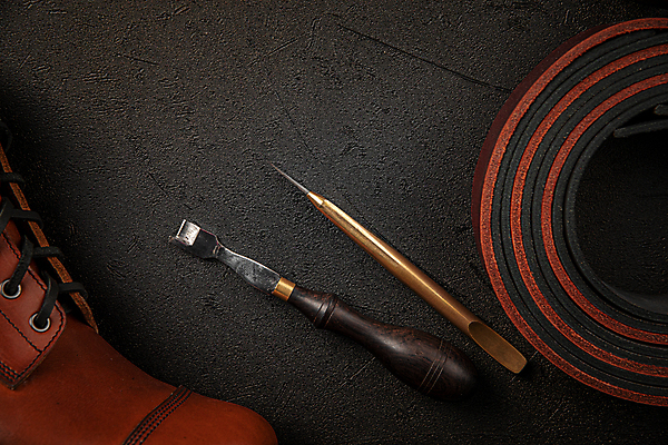 포토 JPG 해외이미지 직업 남자 신발 기술 사람없음 유행 도구 공구 잡기 업무 작업실 제조 가죽 서비스 주인 수공예품 핸드메이드 해외포토 모션 사람 작업 공예품 파일형식 이미지허브