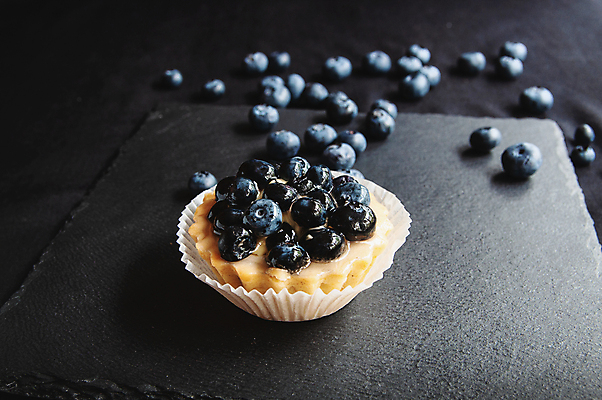 포토 JPG 해외이미지 열매 음식 백그라운드 다이어트 과일 휴가 디저트 치즈 요리 사람없음 목재 장식 여름 파란색 과자 케이크 식당 보라색 검은색 식사 어둠 빵집 껍질 시골 신선 우아함 달콤 맛 아침식사 설탕 굽기 크림 블루베리 날것 머핀 레시피 칼로리 비타민 블랙베리 프랑스어 숙성 타르트 페스츄리 핸드메이드 맛있는 해외포토 나무 식물 문자 계절 빵 컬러 컨셉 재료 유제품 건강 상점 구이 파이_빵 영양소 파일형식 이미지허브