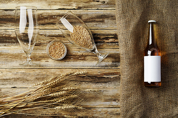 포토 JPG 해외이미지 실내 사람없음 하이앵글 보리 맥주잔 맥주병 한병 목업 나무배경 해외포토 1 뷰포인트 백그라운드 술잔 술병 곡류 맥주 내부 병_담는 파일형식 이미지허브