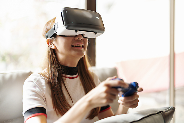 포토 JPG 해외이미지 라이프스타일 응시 여자 남자 행복 안경 어린이 백그라운드 컨셉 놀이 미래 고글 기술 한명 사람 3D 디지털 헤드폰 장비 게임 관찰 사이버 전자 비전 동영상 위로 혁명 게이머 웨어러블 가상 가상현실 인터랙티브 현실 해외포토 1 시선 잡화 감정 음향기기 모션 생활 디지털합성 파일형식 이미지허브