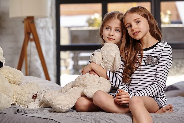 포토 JPG 해외이미지 전신 백인 여자 어린이 안기 함께함 실내 앉기 두명 앞모습 아웃포커스 기댐 곰인형 자매 여동생 언니 소녀만 해외포토 서양인 인형 뷰포인트 컨셉 가족 모션 촬영기법 사람 내부 동생 여자만 어린이만 파일형식 이미지허브