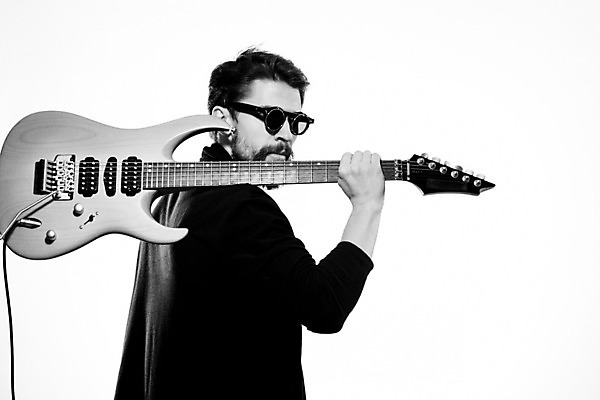 포토 JPG 해외이미지 남자 연주 흑백 한명 상반신 성인 옆모습 선글라스 기타 올리기 기타리스트 로큰롤 락스타 성인남자한명만 해외포토 1 안경 음악 뷰포인트 모션 현악기 촬영기법 사람 연주자 남자한명만 성인남자만 파일형식 이미지허브